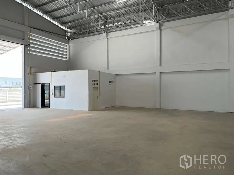 货栈 出租在Sam Phran, Nakhon Pathom - 内部角度展示内置办公区、高挑墙面、通风百叶与开阔作业空间。