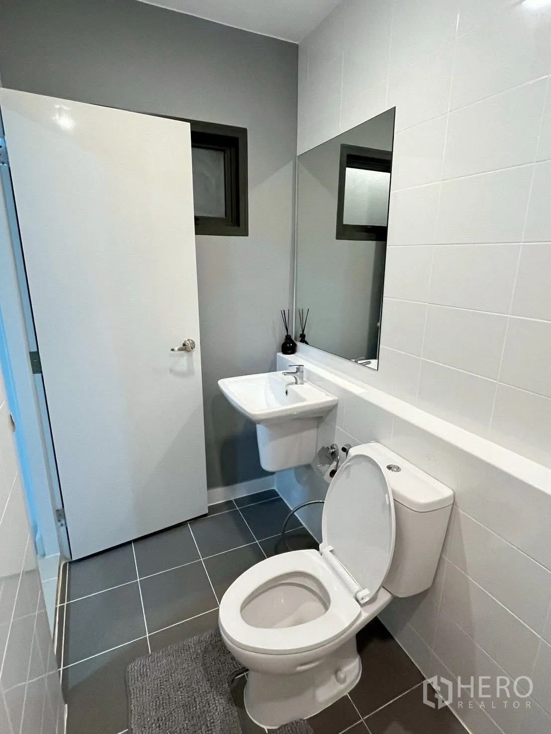 ทาวน์เฮาส์ for rent in Bang Phli, Samut Prakan - ห้องน้ำที่สองปูกระเบื้องเทา–ขาว พร้อมอ่างล้างหน้าและโถสุขภัณฑ์.
