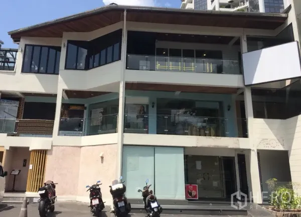 พื้นที่ขายปลีก ให้เช่าในWatthana, Bangkok - อาคารพาณิชย์หลายชั้นสไตล์โมเดิร์นย่านทองหล่อ วัฒนา หน้ากระจกกว้าง มีระเบียงและพื้นที่ติดตั้งป้าย พร้อมที่จอดมอเตอร์ไซค์ด้านหน้า
