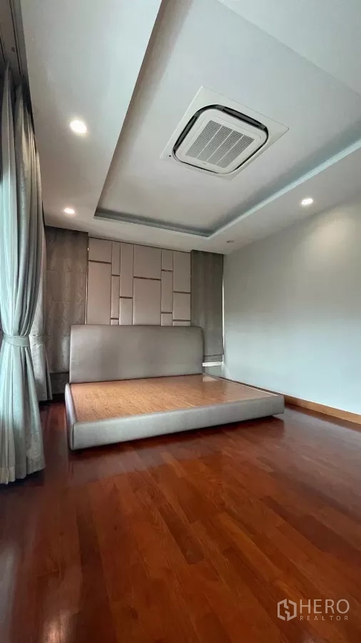 บ้าน ให้เช่าในPrawet, Bangkok - ห้องนอนใหญ่ เตียงยกพื้น ฝ้าหลุม และพื้นไม้