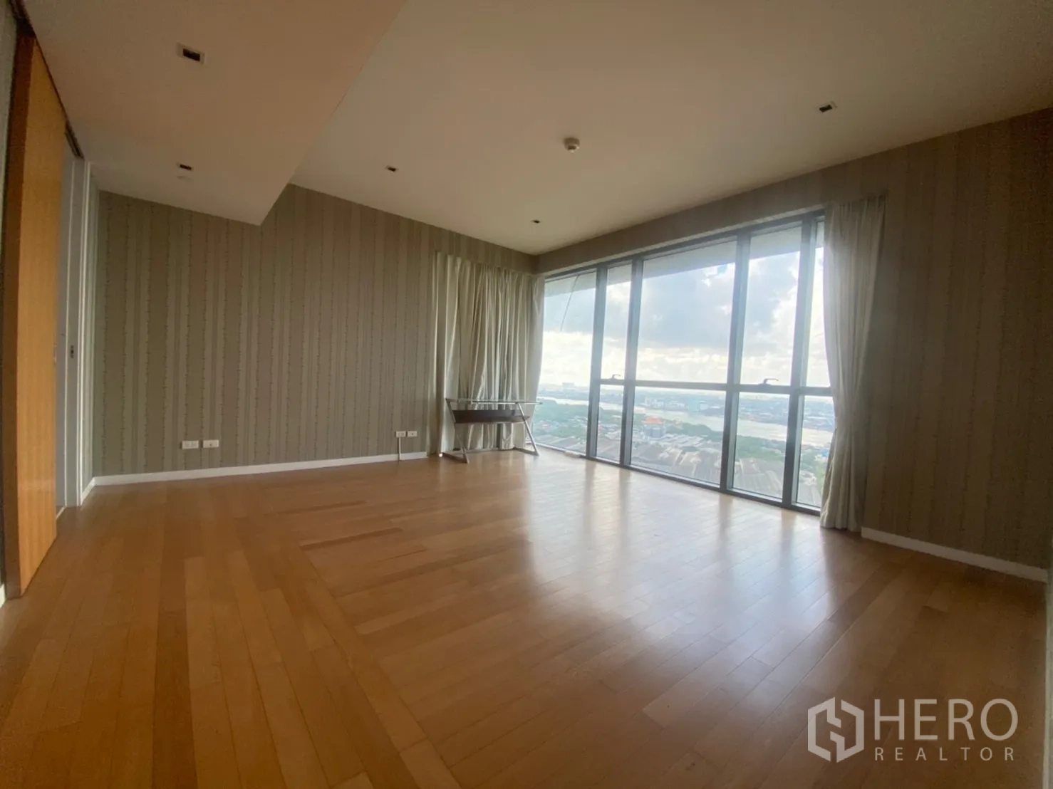 公寓 出售在Yan Nawa, Bangkok - 转角卧室，大片玻璃与窗帘框出河景与城景，The Pano。