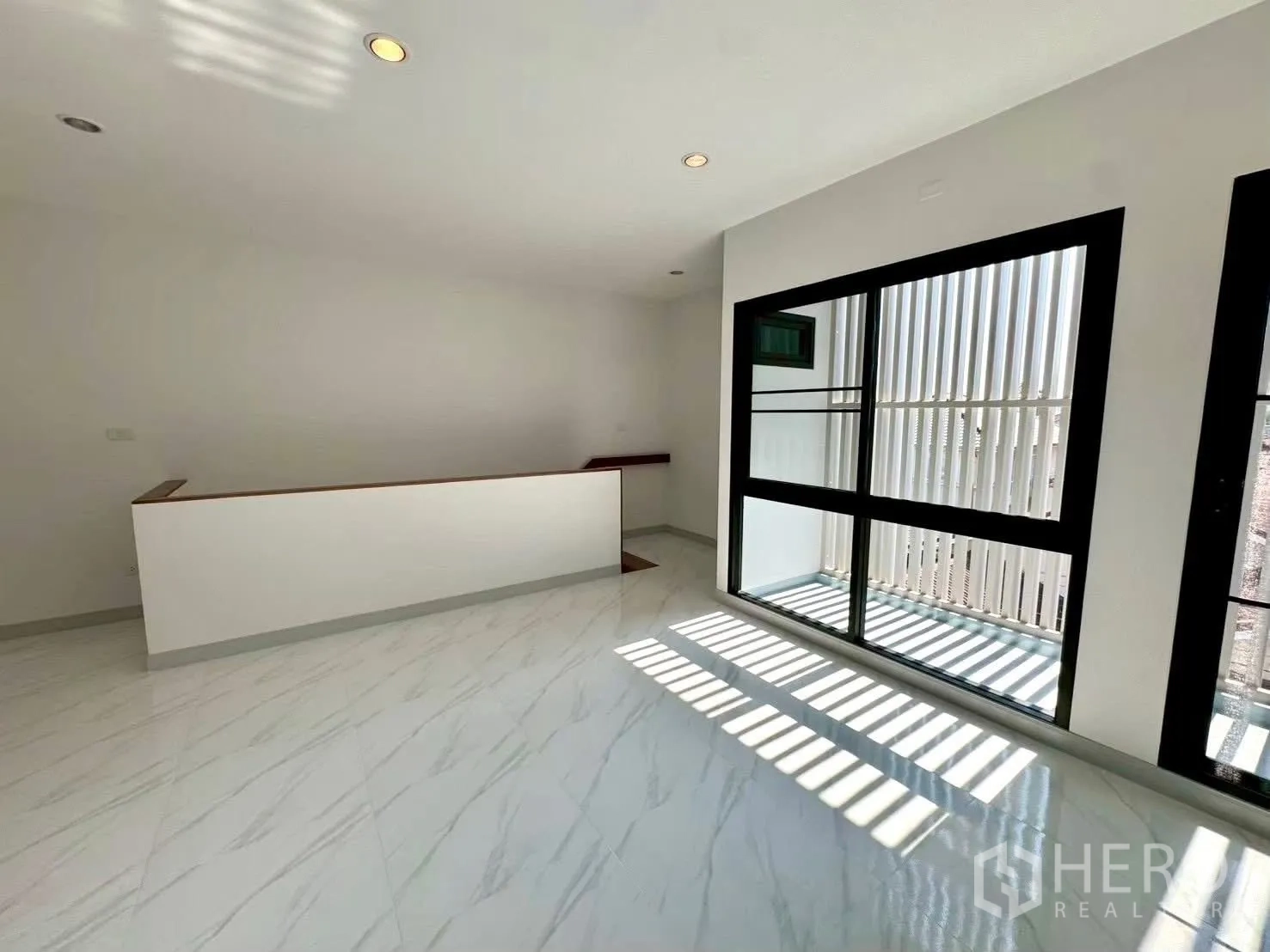 家庭办公室 for rent in Wang Thonglang, Bangkok - 楼上一处明亮空间，设大窗与通往阳台的推拉门。