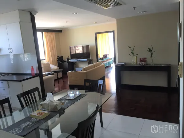 公寓 出租或出售在Khlong Toei, Bangkok - 开放式用餐区连接客厅，配电视与沙发，动线通透。