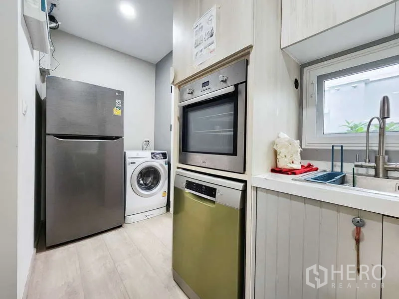 独立式住宅 出租或出售在Prawet, Bangkok - 后勤厨房，配不锈钢冰箱、烤箱、洗碗机与洗衣机。