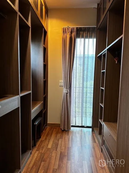 บ้าน ให้เช่าในPrawet, Bangkok - ห้องแต่งตัวบิลท์อินตู้เสื้อผ้าทั้งสองฝั่งและหน้าต่างสูง