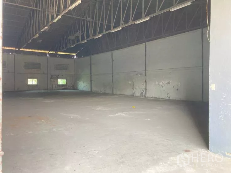 Factory for rent in Bang Sao Thong, Samut Prakan - Open industrial floor area with no central columns and ventilation windows.