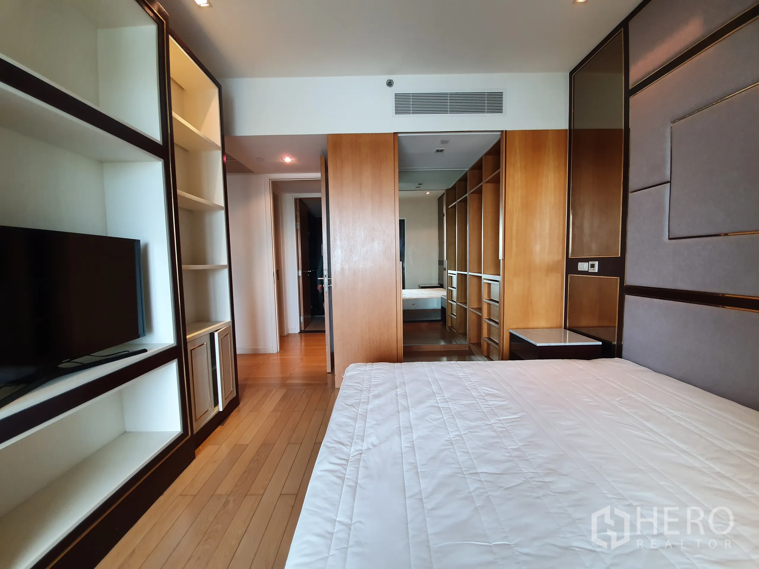 公寓 出租或出售在Yan Nawa, Bangkok - 主卧室，木地板，内置搁架与电视，可通向步入式衣帽间。