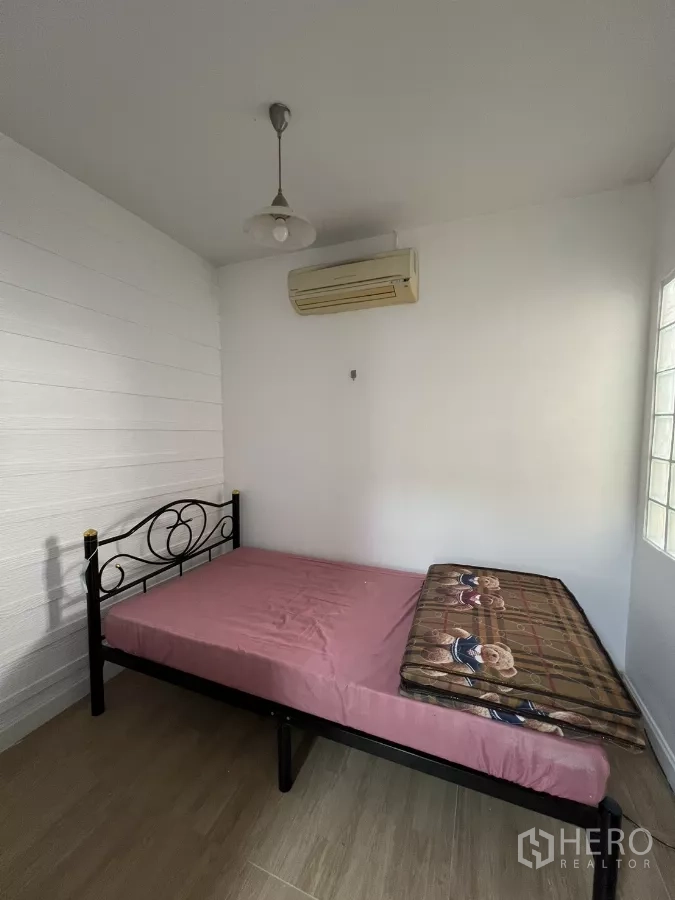 独立式住宅 出租在Bang Kapi, Bangkok - 一层小卧室，金属床架与空调。