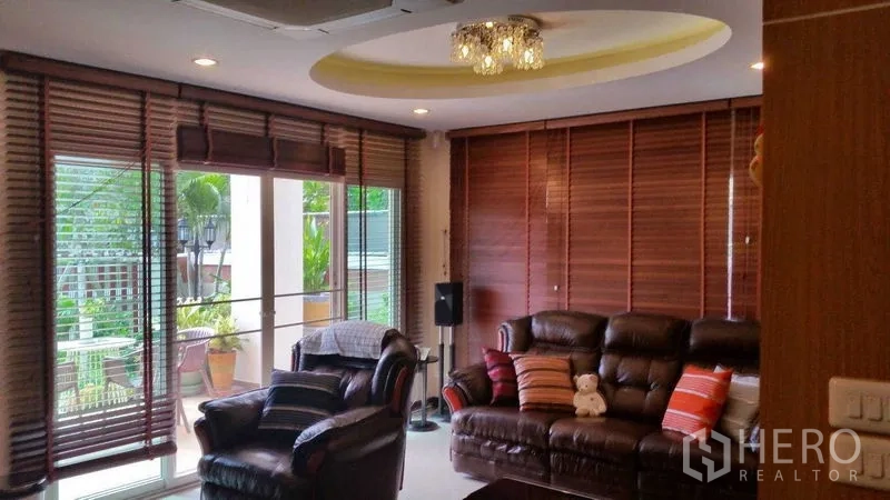 บ้าน ขายในSuan Luang, Bangkok - ห้องนั่งเล่นสว่าง มีประตูกระจกบานเลื่อน มู่ลี่ไม้ และโคมไฟเพดาน