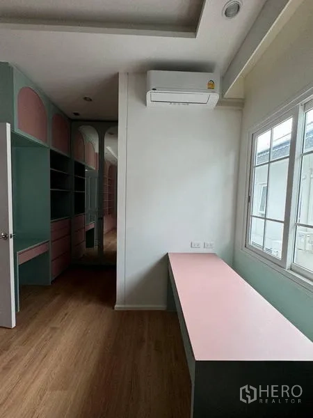 บ้าน ให้เช่า - ห้องขนาดกะทัดรัด โต๊ะทำงานสีชมพู เครื่องปรับอากาศ และหน้าต่าง