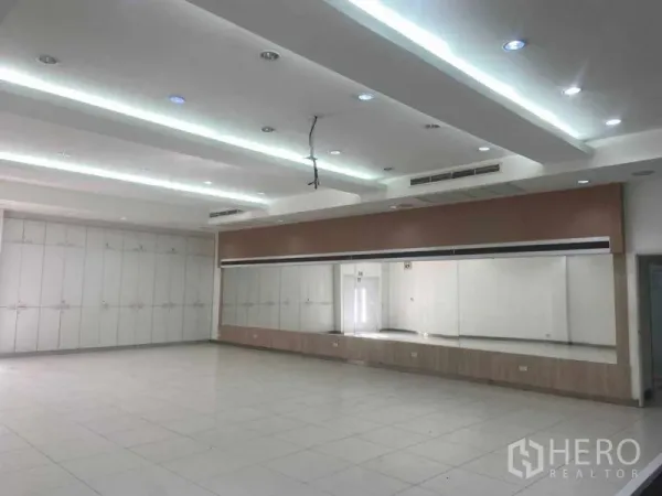 สำนักงาน ให้เช่าในSaphan Sung, Bangkok - ฮอลล์สำนักงานกว้าง ผนังกระจกเงา ไฟฝ้าซ่อนแสง