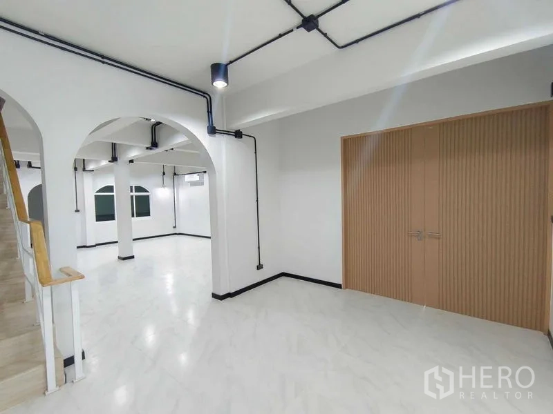 联排别墅 出售在Bang Phlat, Bangkok - 一层宽敞区域，拱门、楼梯与大型收纳柜。