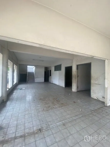 สำนักงาน ขายในWang Thonglang, Bangkok - โถงชั้นล่างปูกระเบื้อง มีบันไดด้านหลัง พร้อมตกแต่งต่อ