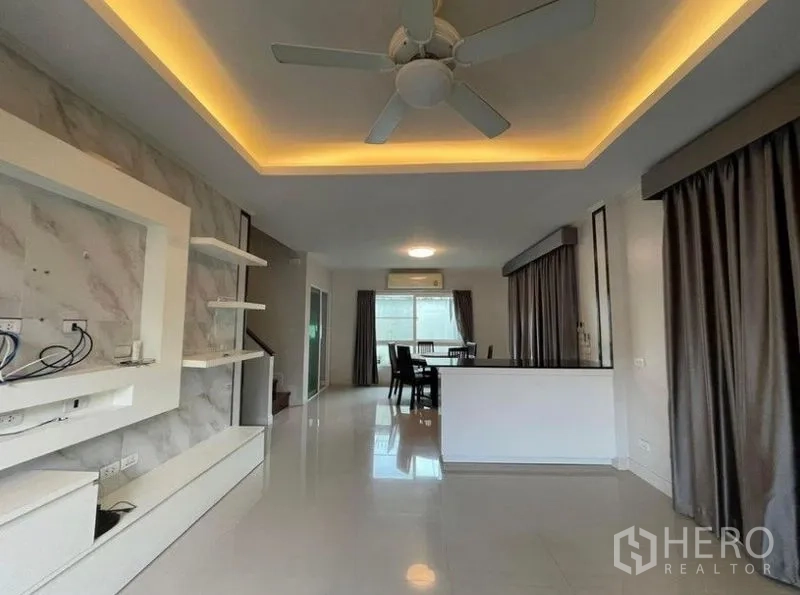 บ้าน ขายในBang Phli, Samut Prakan - โถงรับแขกแบบเปิดโล่ง ไฟดาวน์ไลท์ พัดลมเพดาน ชั้นวางบิวท์อิน พื้นเงา