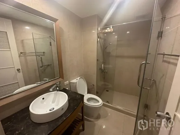 คอนโด ให้เช่า - ห้องน้ำสมัยใหม่ พร้อมตู้ Shower กระจก อ่างล้างหน้าทรงกลม และโถสุขภัณฑ์