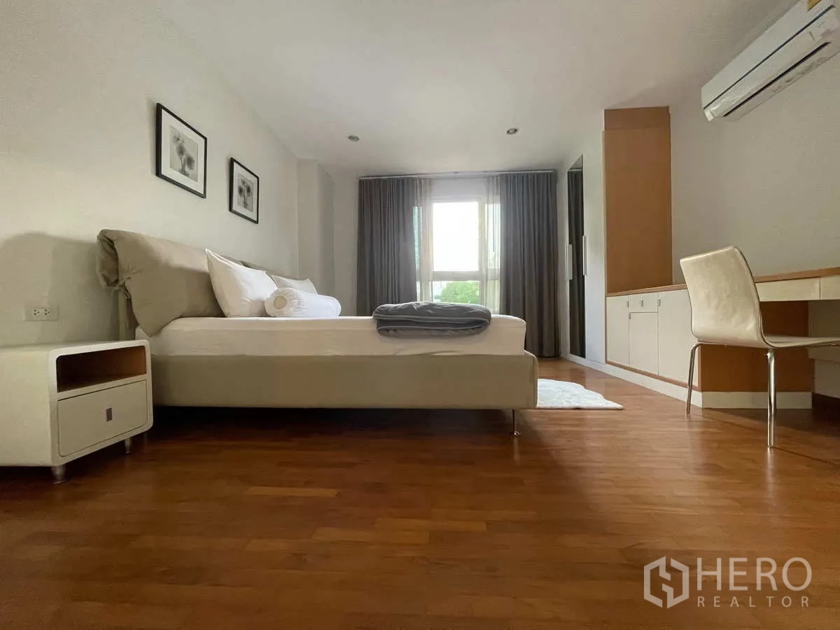 คอนโด ให้เช่าในWatthana, Bangkok - ห้องนอนพร้อมโต๊ะทำงาน ตู้บิวท์อิน และหน้าต่างบานกว้างพร้อมผ้าม่าน