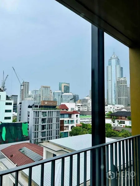 公寓 出租 - 阳台城市景观，俯瞰曼谷天际线与周边建筑。