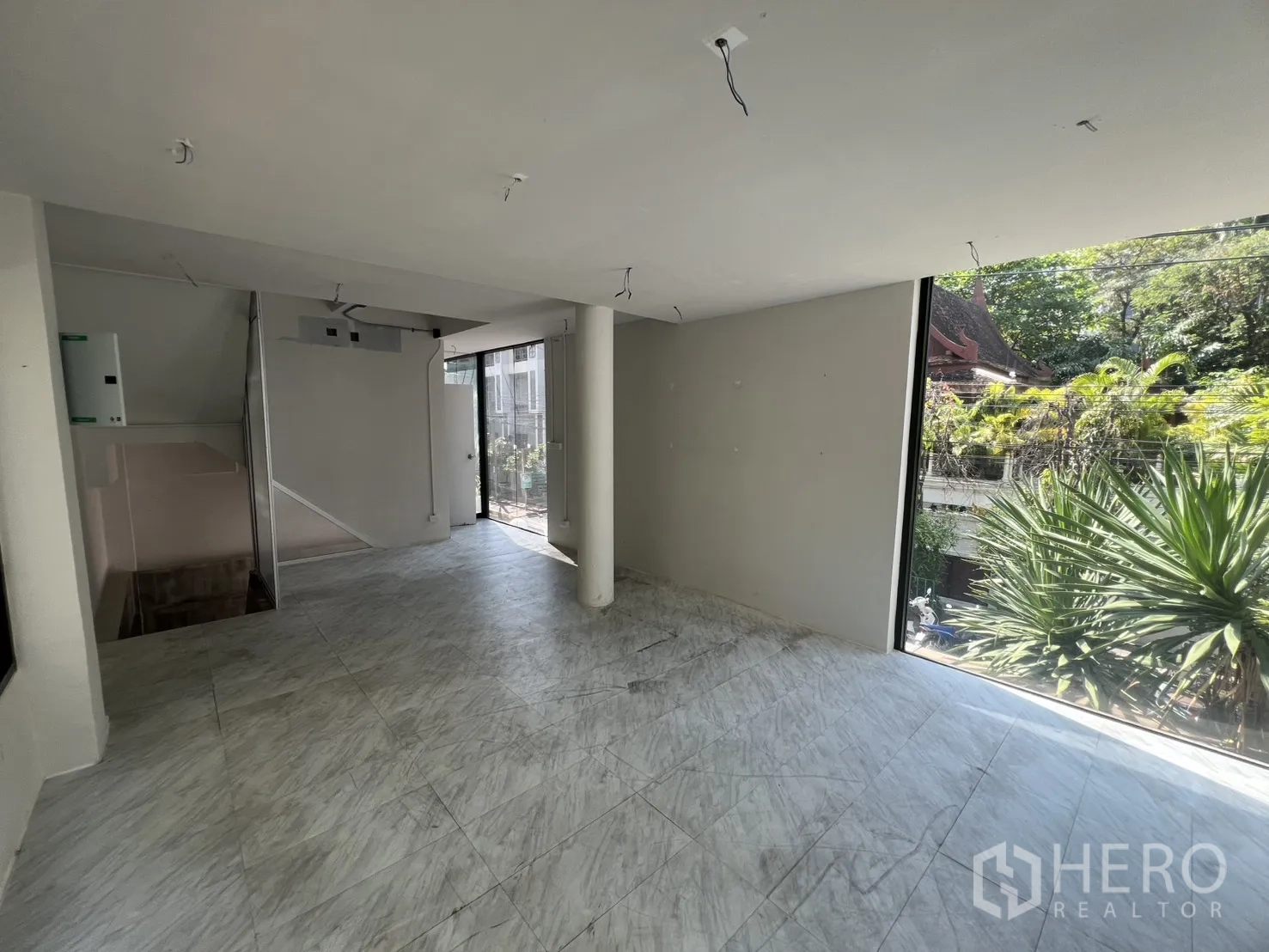 店屋 出租在Watthana, Bangkok - 开放式展厅层，落地窗面向花园景观。