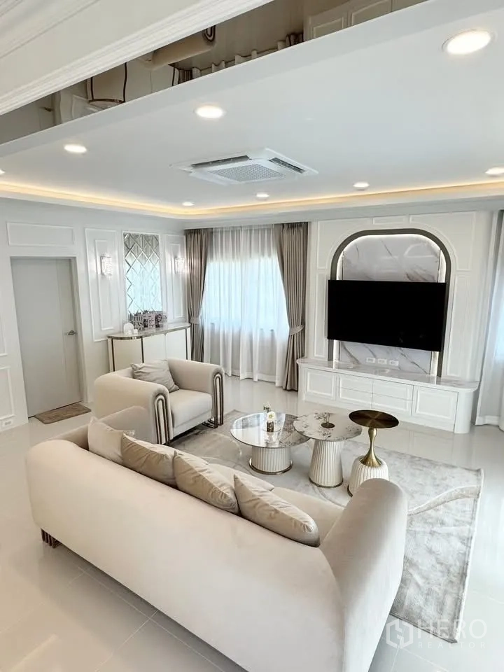 独立式住宅 出租在Bang Phli, Samut Prakan - 客厅配电视大理石背景墙、沙发组合与圆形茶几。