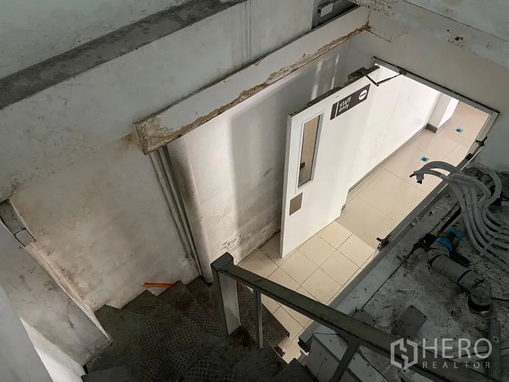 Retail Space for rent in Khlong Toei, Bangkok - Internal stairway leading down to a staff-only back-of-house area.