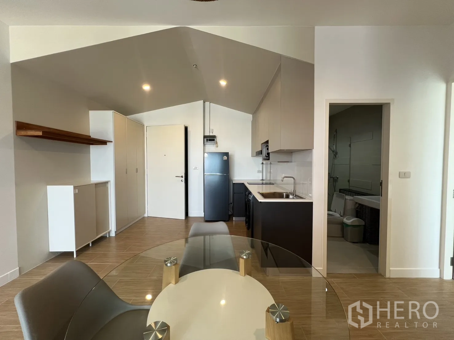 公寓 for rent in Bang Kapi, Bangkok - 紧凑卧室，配单人床、衣柜、镜子与内置书桌。