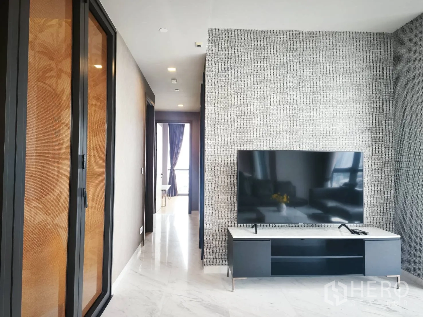 คอนโด for rent in Watthana, Bangkok - โถงทางเดินพร้อมบานเลื่อนและชั้นวางทีวี