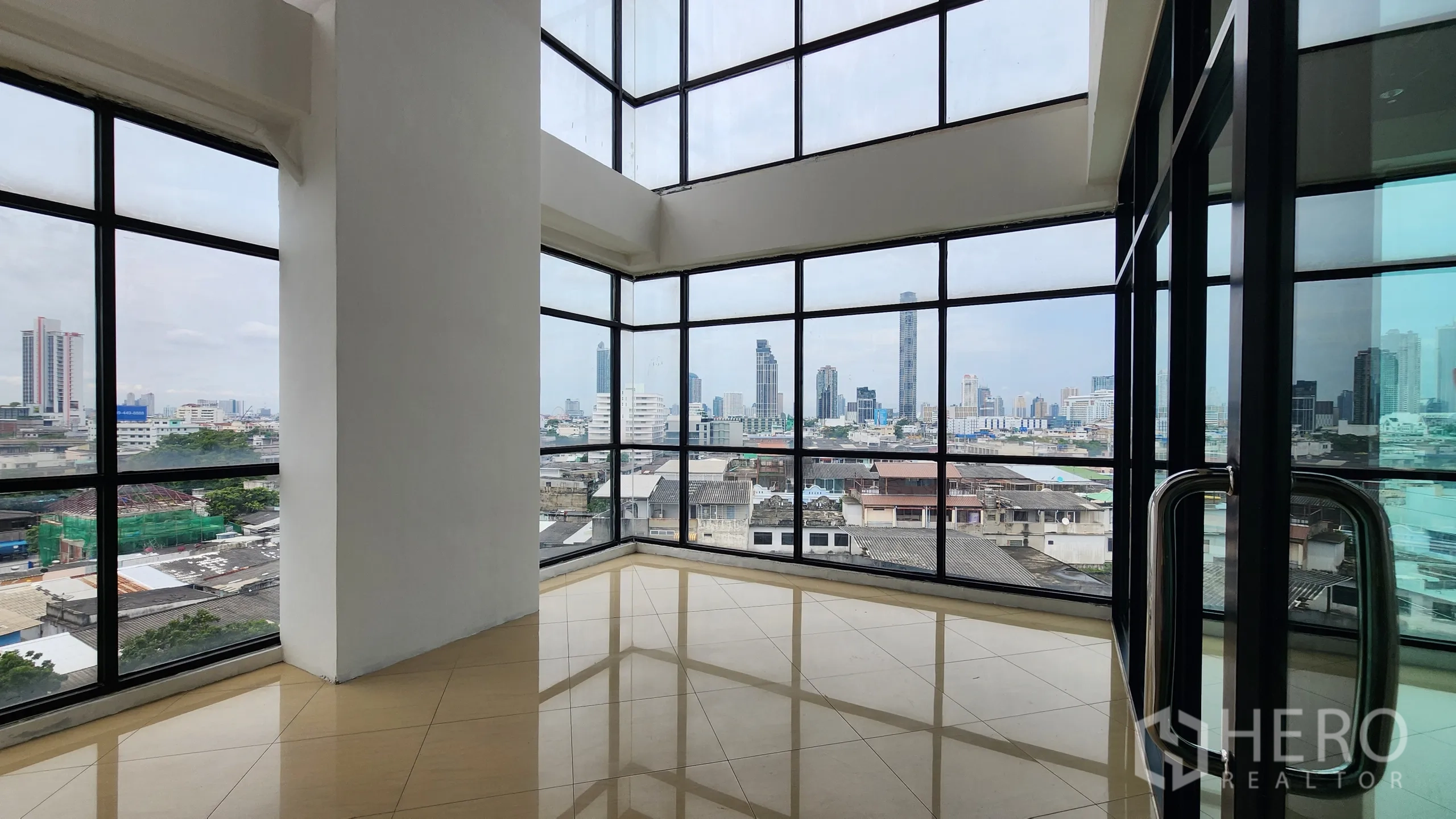 办公空间 出租在Yan Nawa, Bangkok - 开放式办公区，两端采光与玻璃墙会议室。