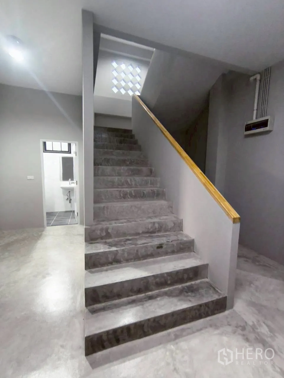 Warehouse for rent in Mueang Nonthaburi, Nonthaburi - Internal staircase with handrail connecting multiple floors.