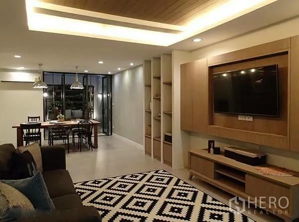 ทาวน์เฮาส์ for rent in Watthana, Bangkok - พื้นที่นั่งเล่นและทานอาหารแบบเปิดโล่ง ผนังบิลท์อินทีวีและชั้นวาง