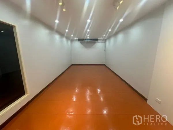 办公空间 出租在Yan Nawa, Bangkok - 明亮狭长的办公室，嵌入式LED灯，赤褐色地砖，壁挂空调。