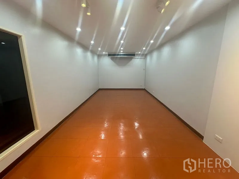 办公空间 出租在Yan Nawa, Bangkok - 明亮狭长的办公室，嵌入式LED灯，赤褐色地砖，壁挂空调。