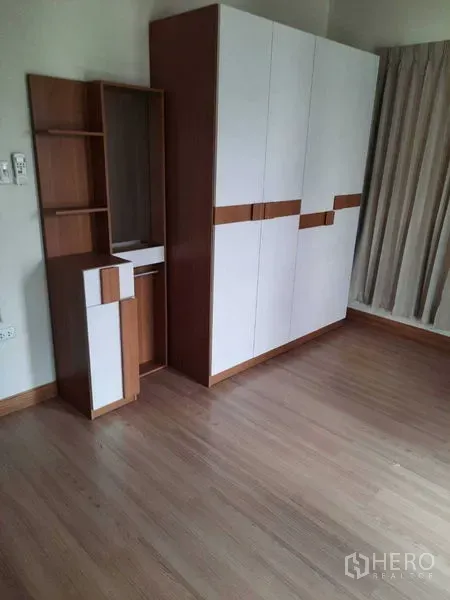 带办公室的家 出租在Watthana, Bangkok - 木地板房间内的内置衣柜与搁架。