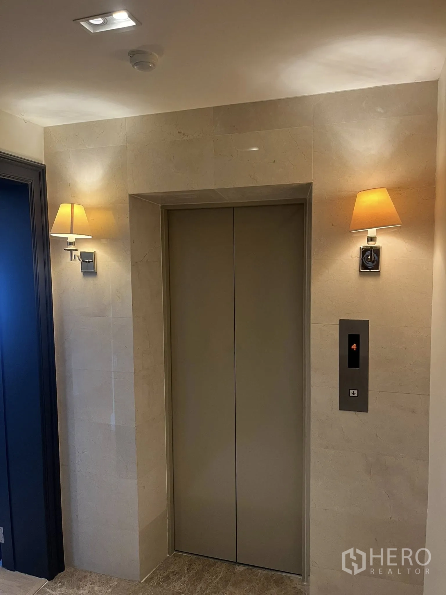 家庭办公室 for rent in Watthana, Bangkok - 私家电梯门厅，石材墙面与壁灯装饰。