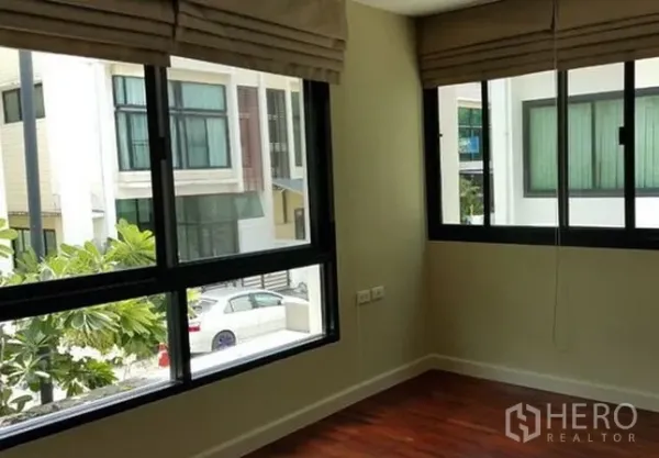 带办公室的家 出售在Wang Thonglang, Bangkok - 带双扇大窗的转角房，望社区景，木地板光亮。