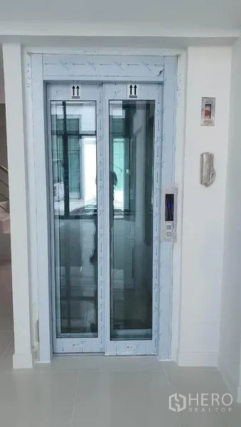 带办公室的家 出租在Suan Luang, Bangkok - 楼内私家电梯，带控制面板，白色内饰整洁。