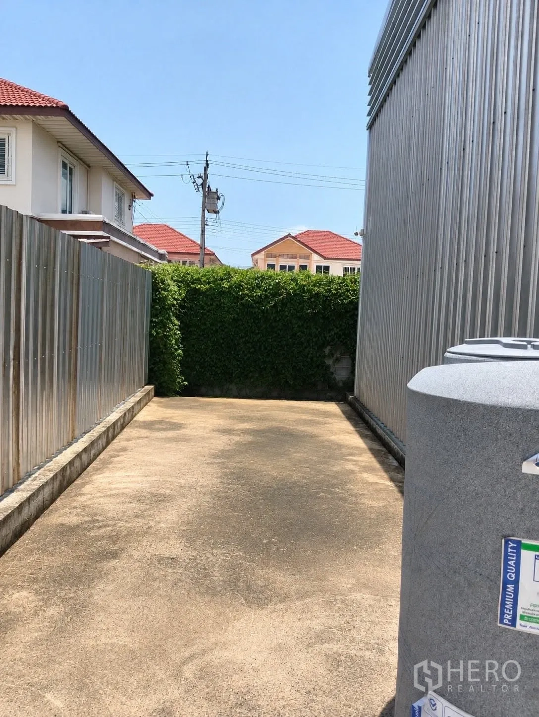 仓库 for rent in Don Mueang, Bangkok - 仓库旁的开放混凝土作业场地，适合装卸或停车。