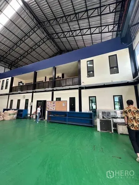 โรงงาน ขายในSi Racha, Chon Buri - ภายในฮอลล์เพดานสูง มีสำนักงานชั้นลอย และพื้นอีพ็อกซี่สีเขียว