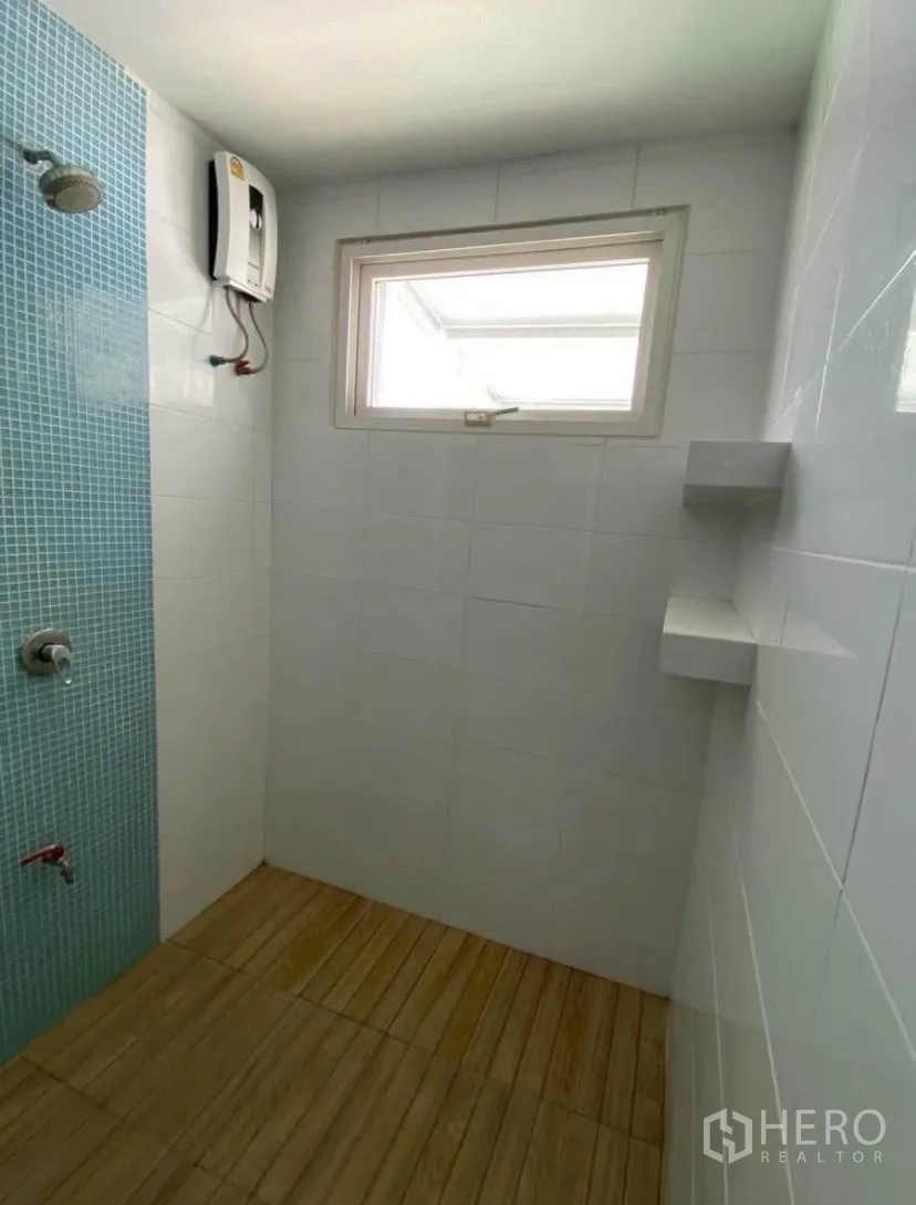 ทาวน์เฮาส์ for rent in Phra Khanong, Bangkok - ห้องอาบน้ำผนังโมเสกสีฟ้า เครื่องทำน้ำอุ่น และพื้นลายไม้