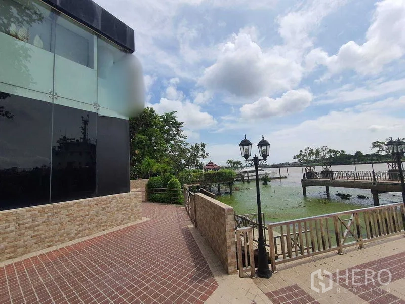สำนักงาน ให้เช่าในYan Nawa, Bangkok - ทางเดินริมน้ำข้างอาคารสำนักงานกระจก พร้อมท่าเรือและเสาไฟ มองเห็นแม่น้ำเจ้าพระยา