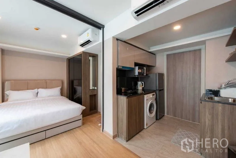 คอนโด ให้เช่าในHuai Khwang, Bangkok - ห้องนอนติดครัวขนาดกะทัดรัดพร้อมตู้เย็น ไมโครเวฟ และเครื่องซักผ้า