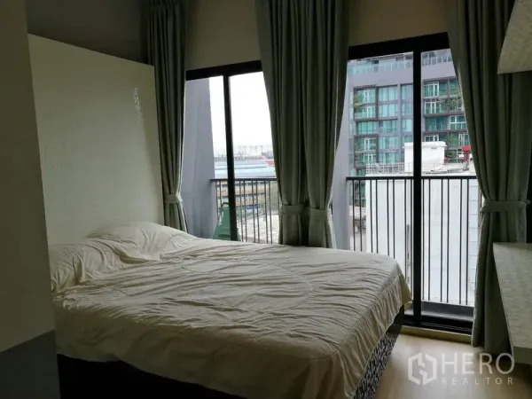 คอนโด ให้เช่าในWatthana, Bangkok - ห้องนอนที่สองพร้อมหน้าต่างบานใหญ่ ระเบียง ผ้าม่านสีเทา และเตียงคิง วิวเมือง