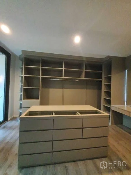 บ้าน ขายในPrawet, Bangkok - ห้องแต่งตัวกว้างพร้อมตู้บิวท์อินและไอส์แลนด์กลางห้อง