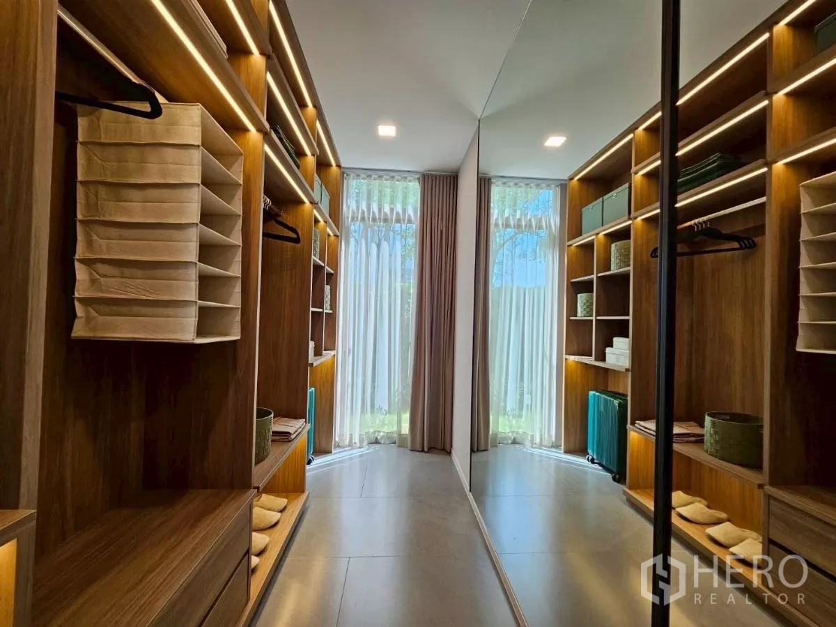 Detached House for rent in Saphan Sung, Bangkok - Spacious dressing room with backlit shelving and window outlook.