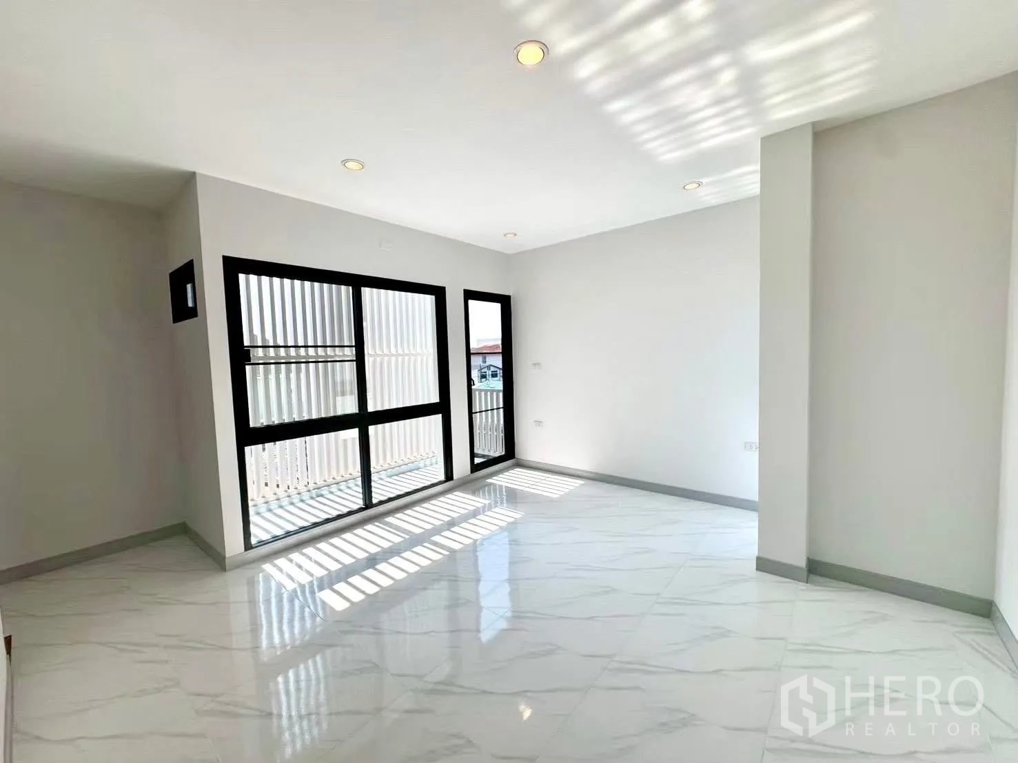 家庭办公室 for rent in Wang Thonglang, Bangkok - 采光充足的开放房间，落地窗与亮面地砖。