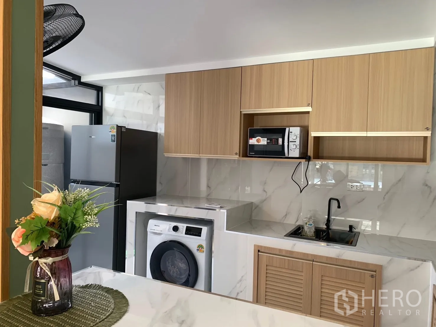 ทาวน์เฮาส์ for rent in Bang Phli, Samut Prakan - มุมเครื่องใช้ไฟฟ้า ตู้เย็น เครื่องซักผ้า อ่างล้างจาน และตู้แขวน