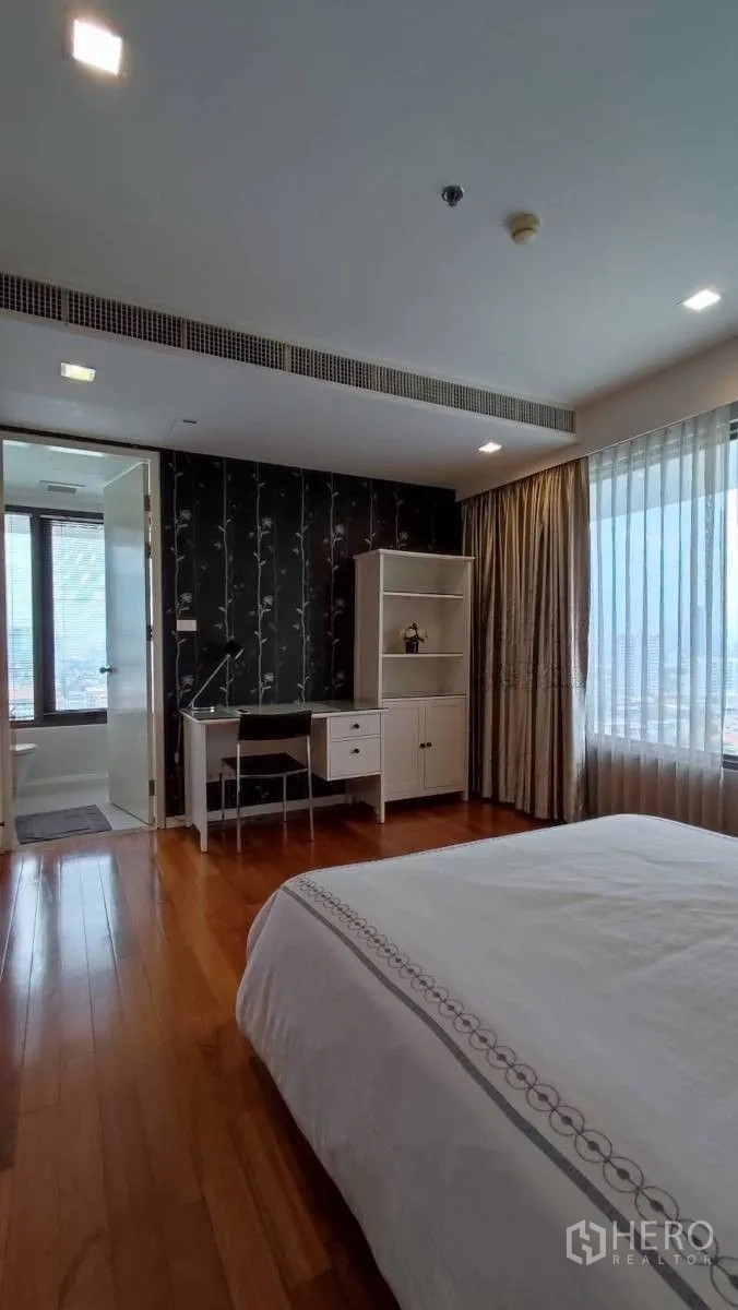 คอนโด ให้เช่าในSathon, Bangkok - มุมห้องนอนมีโต๊ะทำงาน ตู้ชั้นวาง ประตูห้องน้ำในตัว และหน้าต่างวิวเมือง