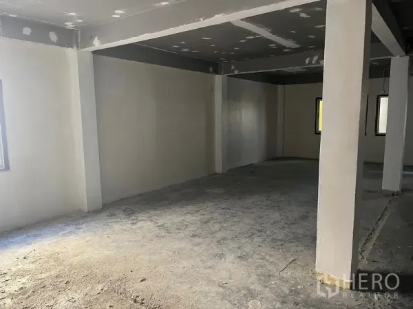 Retail Space for rent in Pathum Wan, Bangkok - Unfurnished corner of the unit with columns and reinforced beams.