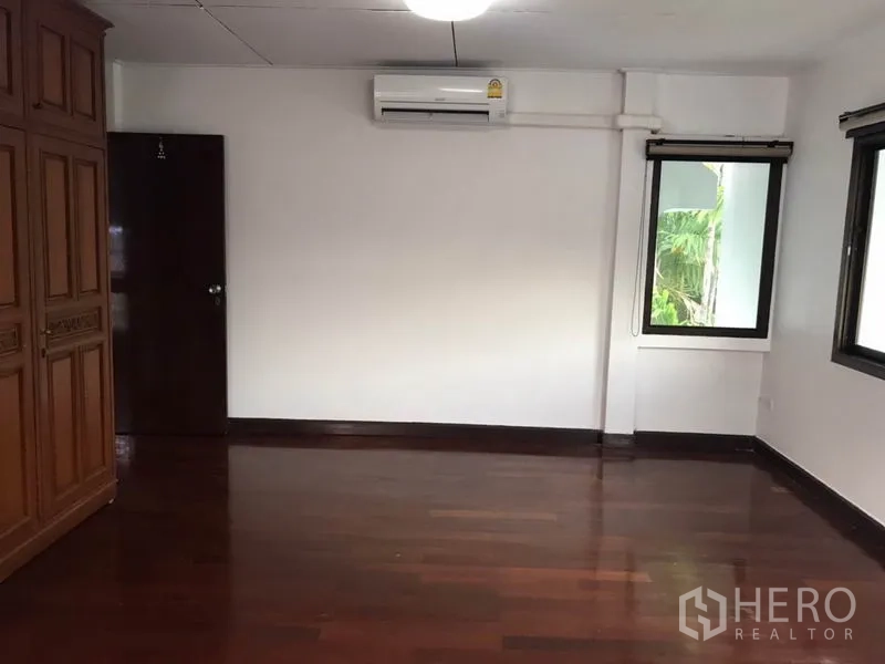 บ้าน ให้เช่าในPhra Khanong, Bangkok - ห้องนอนขนาดใหญ่พื้นไม้เข้ม ตู้เสื้อผ้าบิวท์อิน หน้าต่าง และเครื่องปรับอากาศ