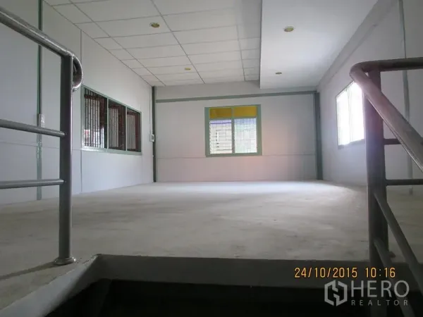 คลังสินค้า ให้เช่าในBang Khen, Bangkok - ชั้นลอยออฟฟิศภายในโกดัง มีราวกันตก เพดานฝ้าพร้อมไฟ และหน้าต่างรับแสง