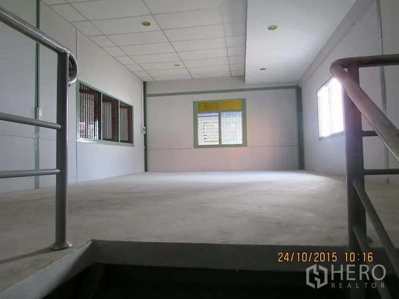 คลังสินค้า ให้เช่าในBang Khen, Bangkok - ชั้นลอยออฟฟิศภายในโกดัง มีราวกันตก เพดานฝ้าพร้อมไฟ และหน้าต่างรับแสง